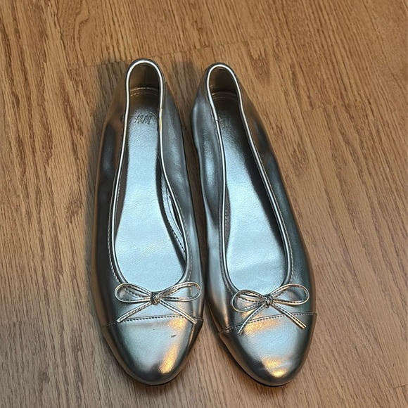 H&M Silver Ballet Flat with bow size US 7 EU 38 - Picture 1 of 8